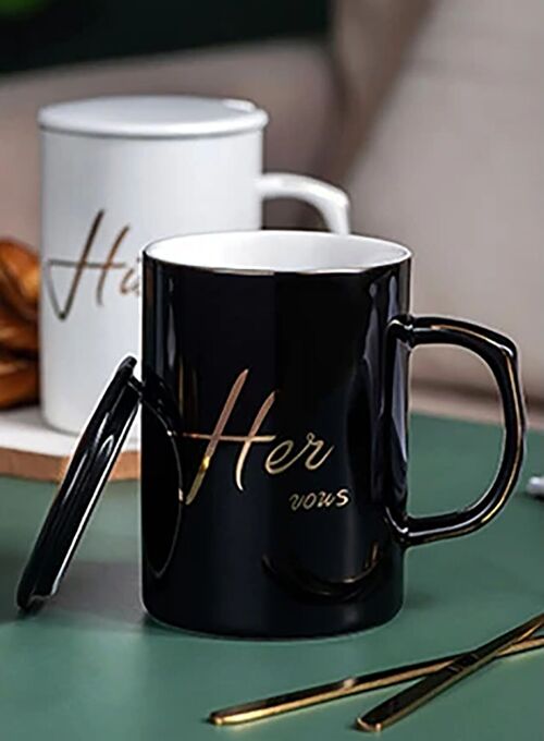 Ceramic mug "HER" in black color, golden details with lid and spoon. Dimension: 11x8x12cm Capacity: 350ml DF-521