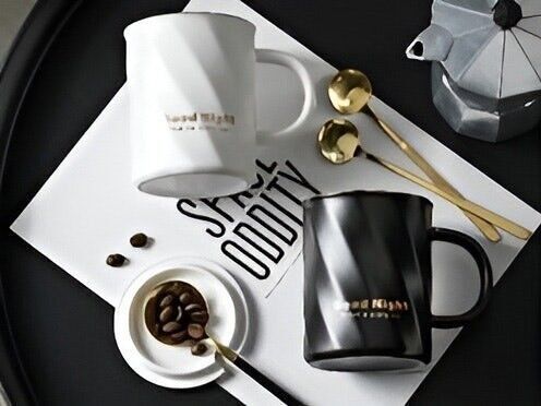 Embossed mugs in white and black with lid and spoon in box - 380 ml - DF-522