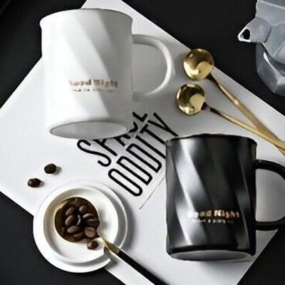 Embossed mugs in white and black with lid and spoon in box - 380 ml - DF-522