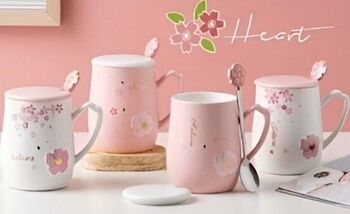 Mug blanc - rose avec fleurs, couvercle et cuillère en coffret cadeau 420 ml - DF529