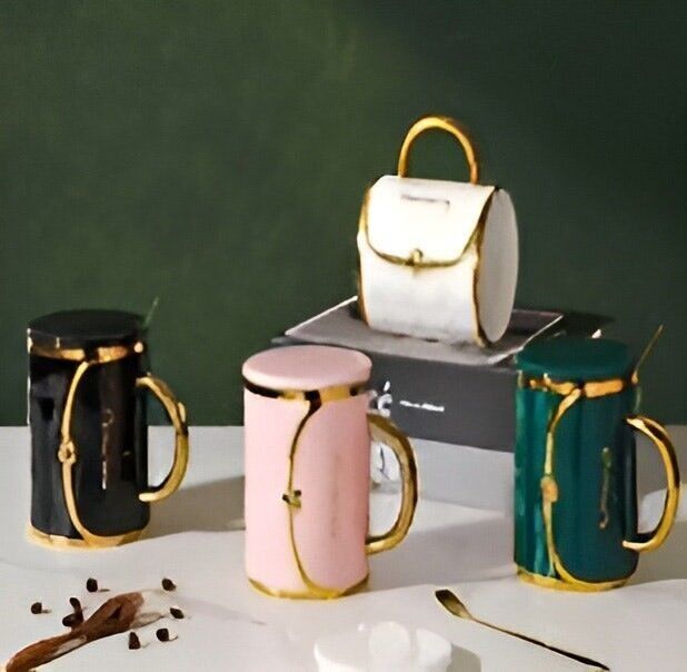 Mug in the shape of a bag in 4 colors with lid and spoon.