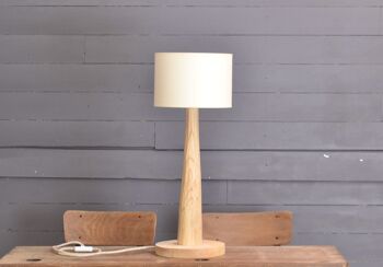Lampe de table en bois de châtaignier, de forme conique 2