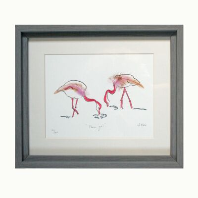 Flamingos Drinking Print - Dunkelgrauer Kastenrahmen