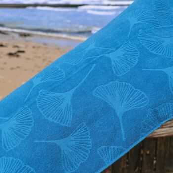 La fouta de plage en coton bio | Bleu plume de paon | Motif Fleur de Gingko 1