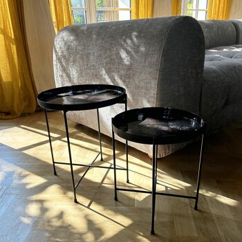 SET 2 TABLE D'APPOINT EN METAL NOIR AVEC UN PLATEAU EMAILLE MARRON HT35CM ET HT40CM GELA 3