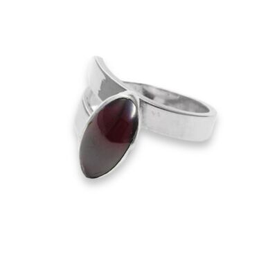 14 x 7mm Garnet Ring