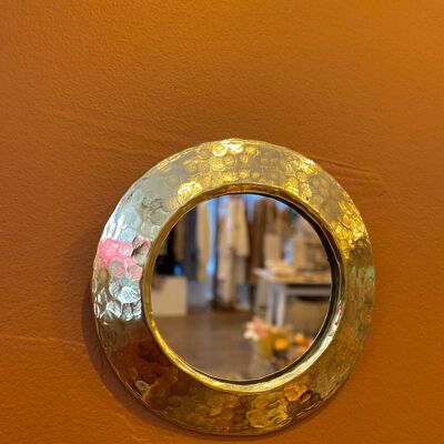 Piccolo specchio tondo in ottone martellato a mano in Marocco