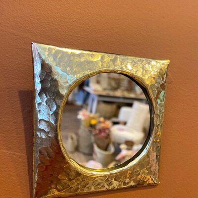 Piccolo specchio quadrato in ottone martellato a mano in Marocco