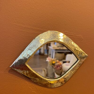 Piccolo specchio ovale in ottone martellato a mano