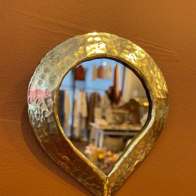 Piccolo specchio a goccia in ottone martellato a mano in Marocco