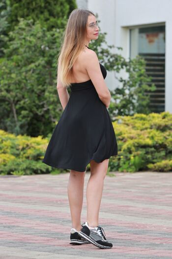 Petite robe d'été noire à dos nu 3