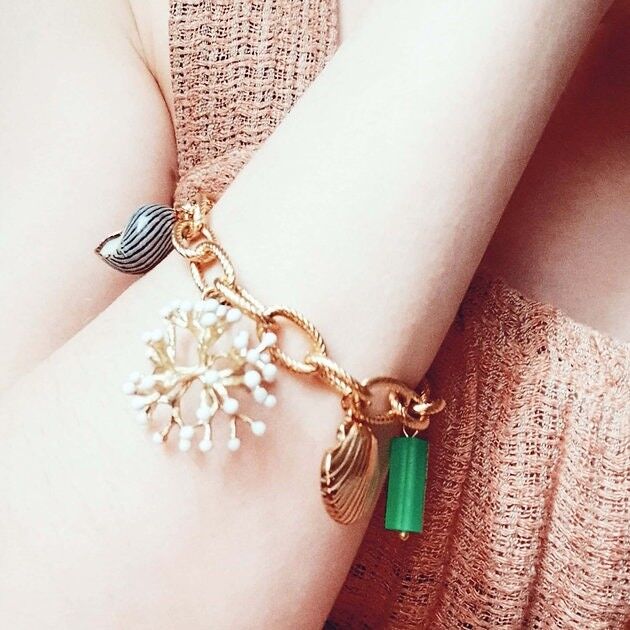 Bracelet chaîne Ubald, acier inoxydable, zamac doré, coquillage, résine et jade