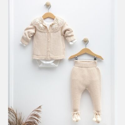 Un lujoso conjunto orgánico de top y pantalón para bebé con cuello de encaje