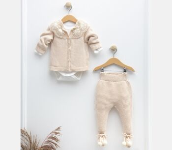 Un ensemble haut et pantalon bio luxueux pour bébé avec col en dentelle 1