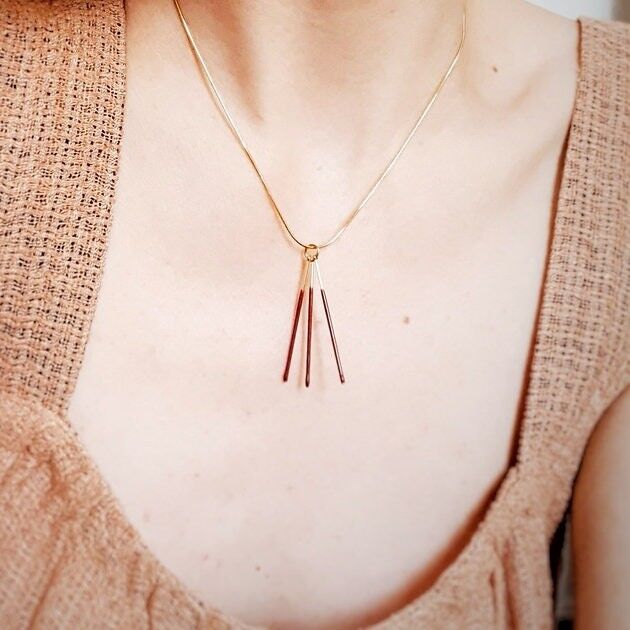 Collier Valbert, acier inoxydable et résine bordeaux