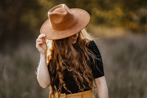 Fedora Hut mit breiter Krempe, handgefertigter Hut, flache Krempe Hut, Boho Hut aus Wildleder