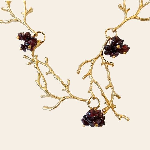 Collier Yanis, acier inoxydable, zamac doré mat et pierres naturelles grenats