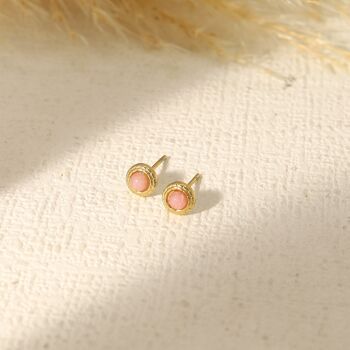 Puces d'oreilles dorées avec perle rose 1