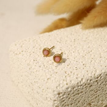 Puces d'oreilles dorées avec perle rose 2