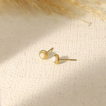 Puces d'oreilles dorées avec perle blanche 1
