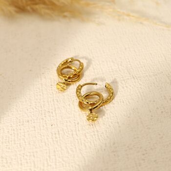 Boucles d'oreilles mini créoles dorées reliées ensemble 2