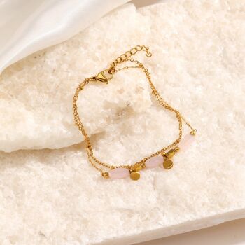 Bracelet dorée avec pendentif et perles roses 3