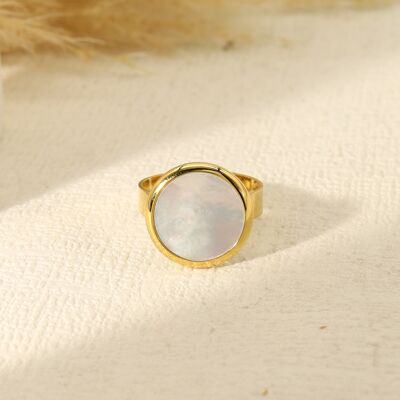Ring with round mother-of-pearl plate