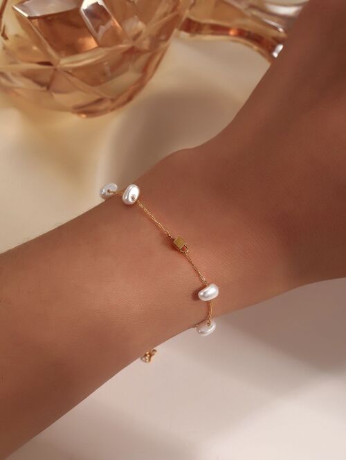 Bracelet chaîne avec perles et carré doré