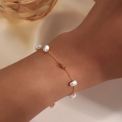 Chain bracelet with pearls and golden square
