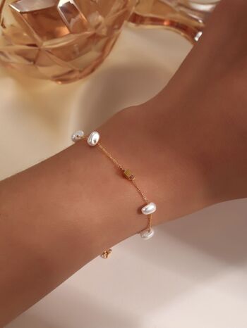 Bracelet chaîne avec perles et carré doré 1