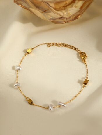 Bracelet chaîne avec perles et carré doré 3