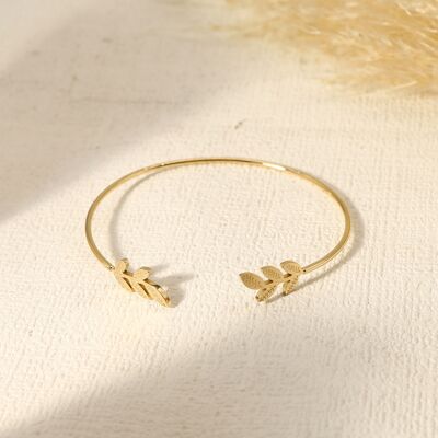 Thin bangle bracelet opening in front with leaf