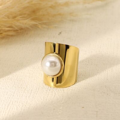 Wide ring with white pearl