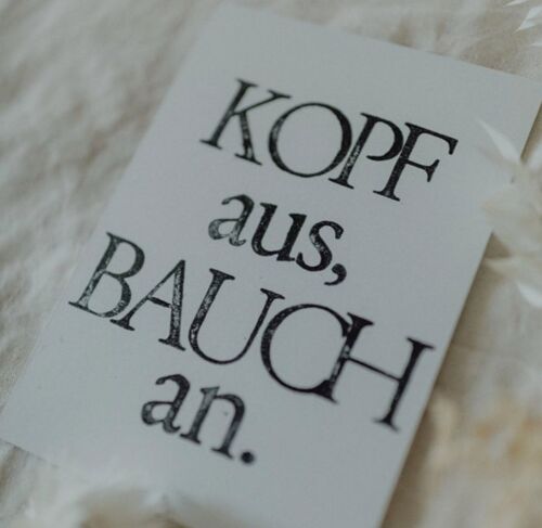 Gestempelte Postkarte "Kopf aus, Bauch an"