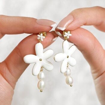 Boucles d'oreilles marguerites en émail avec perles pendantes et petit clou marguerite 2