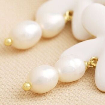 Boucles d'oreilles marguerites en émail avec perles pendantes et petit clou marguerite 5