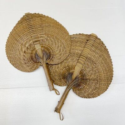 Éventail de feuilles de palmier fait à la main