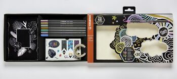 Feutres métallisés - Coffret créatif métallisé STABILO x 30 Pen 68 metallic 30 pièces : 7 STABILO Pen 68 metallic + 12 stickers + 10 cartes noires décorées + 1 masking tape métallisé 2