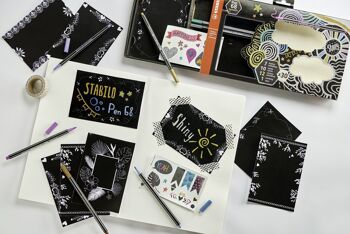 Feutres métallisés - Coffret créatif métallisé STABILO x 30 Pen 68 metallic 30 pièces : 7 STABILO Pen 68 metallic + 12 stickers + 10 cartes noires décorées + 1 masking tape métallisé 4