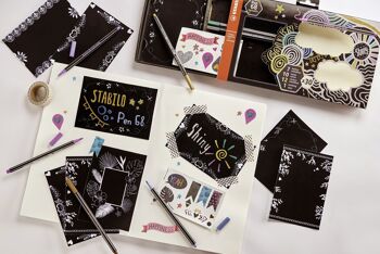 Feutres métallisés - Coffret créatif métallisé STABILO x 30 Pen 68 metallic 30 pièces : 7 STABILO Pen 68 metallic + 12 stickers + 10 cartes noires décorées + 1 masking tape métallisé 5