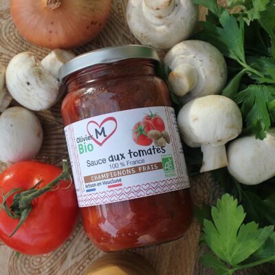 Organic fresh mushroom tomato sauce