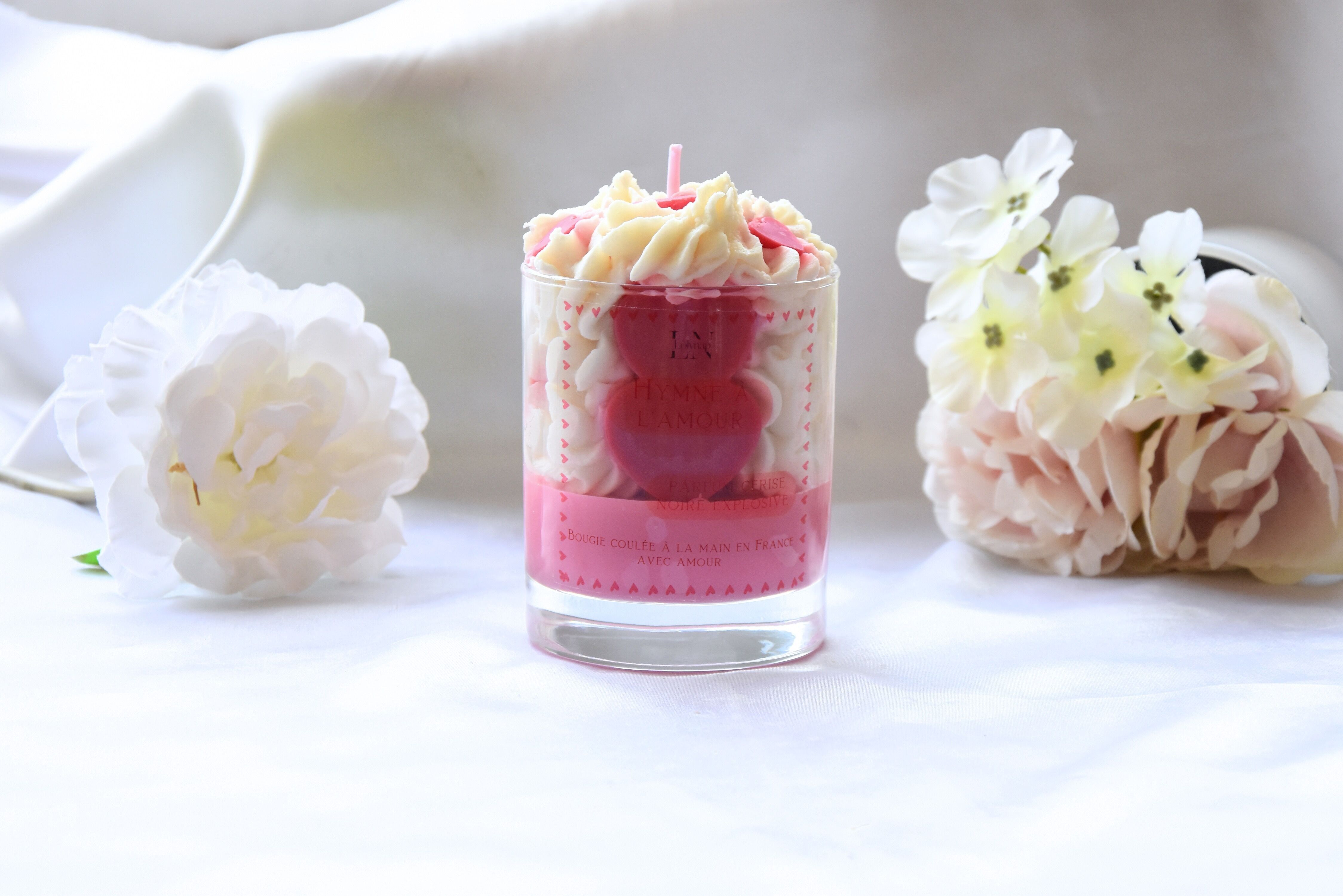 Gourmet artisanal candle scented with black cherry love theme