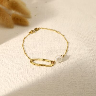Chain bracelet with ring and white pearl