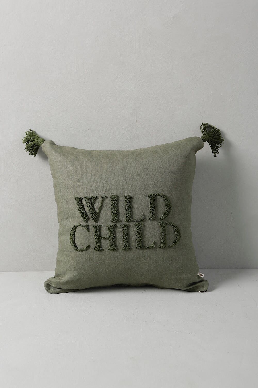 Fodera per cuscino Punch ricamata "WILD" in lino con nappe