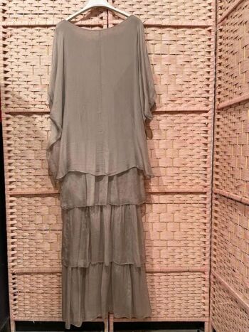 Robe longue en soie italienne pour femme avec un design à plusieurs niveaux 6