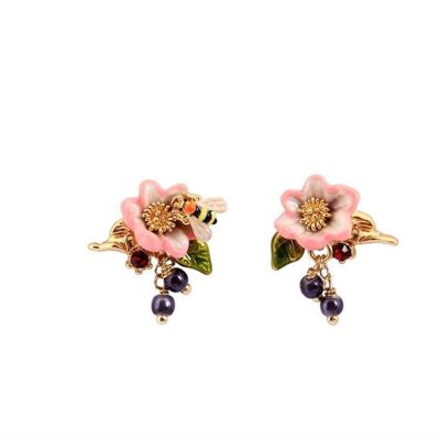 Asymmetrische Ohrringe mit rosa Blumenperlen und Bienen, die Honig sammeln