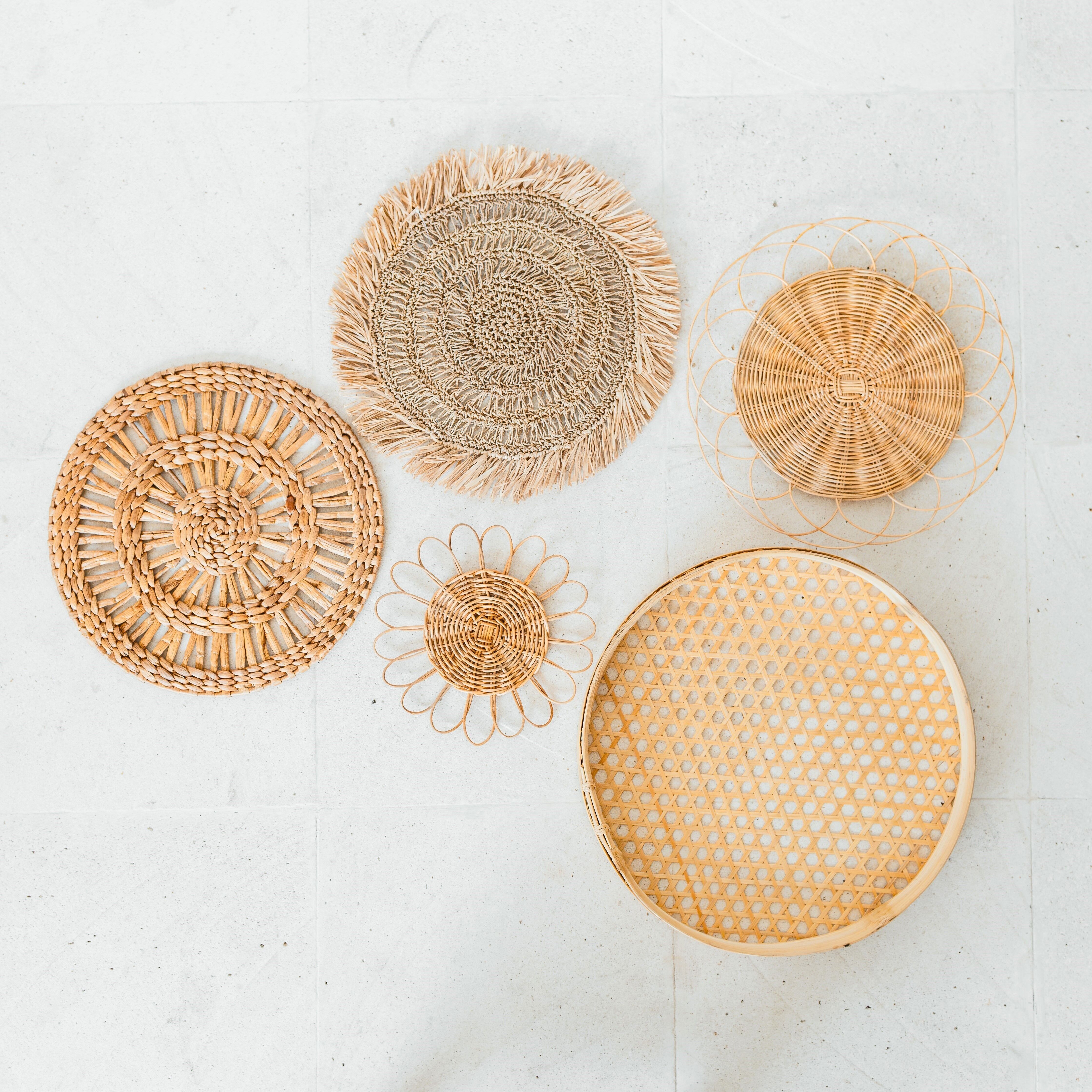 Set decorazione da parete Boho - cestini da parete in rattan - decorazione da parete naturale - decorazione da parete intrecciata - set fatto a mano di cinque piatti da parete (Ø 15-45 cm) PENIDA