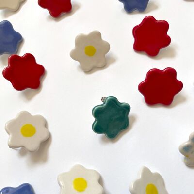Mini-Daisy-Ohrringe aus heller Keramik in verschiedenen Farben
