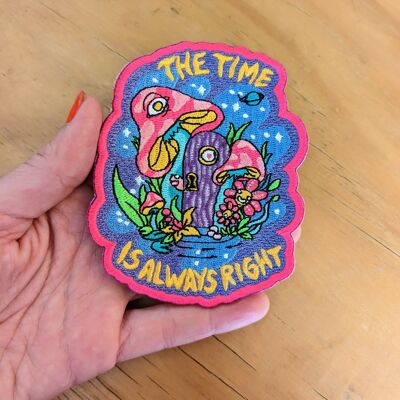 „The Time Is Always Right“ psychedelischer Stickerei-Patch zum Aufbügeln oder Aufnähen | Pilz manifestiert surreale Illustration gruseliger süßer Patch Zubieta