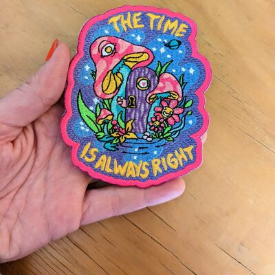 „The Time Is Always Right“ psychedelischer Stickerei-Patch zum Aufbügeln oder Aufnähen | Pilz manifestiert surreale Illustration gruseliger süßer Patch Zubieta